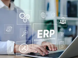 Auszubildender arbeitet am Laptop mit ERP-System – Symbolbild für die Ausbildung Fachinformatiker Systemintegration.