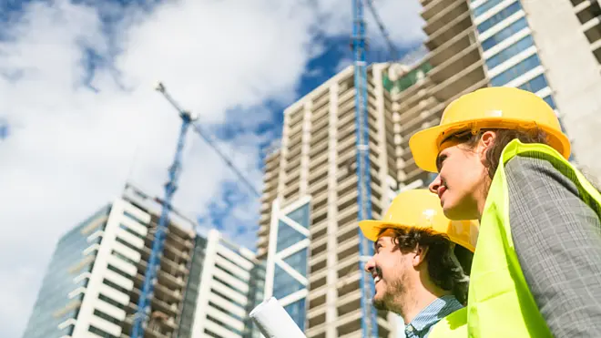 Baustelle im Hochbau mit Rohbauarbeiten und Baugerüst – symbolisch für die digitale Unterstützung durch Pro-Bau/S® AddOne im Bereich Hochbau.