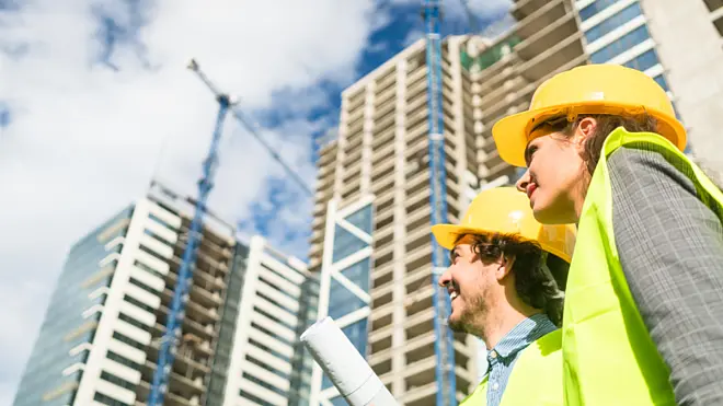 Baustelle im Hochbau mit Rohbauarbeiten und Baugerüst – symbolisch für die digitale Unterstützung durch Pro-Bau/S® AddOne im Bereich Hochbau.