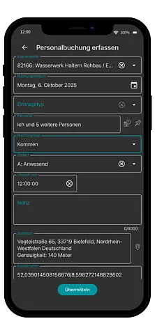Smartphone zeigt die AppOne-Personalbuchung mit erfassten Zeiten und Mitarbeitern vor einem modernen Arbeitsplatz.