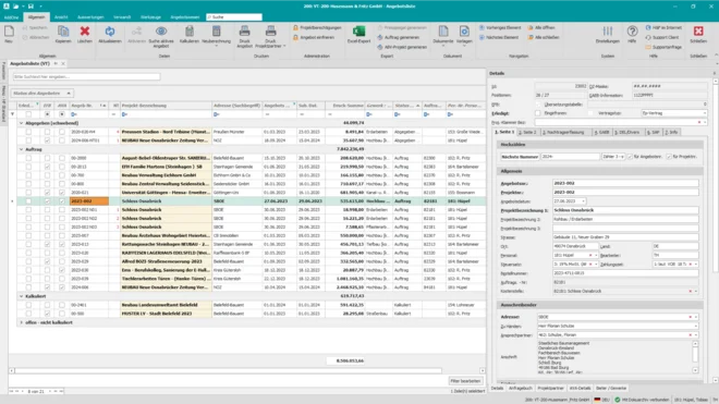 Laptop im Büro zeigt eine digitale Angebotsliste mit Projektdaten und strukturierten Tabellen im Bau-ERP-System.