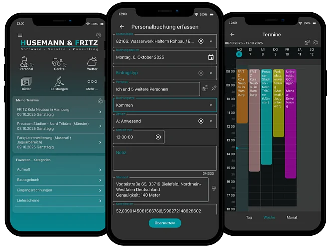 Drei Smartphone-Screens einer Baumanagement-App mit Menü, Formular zur Personalbuchung und Terminübersicht.