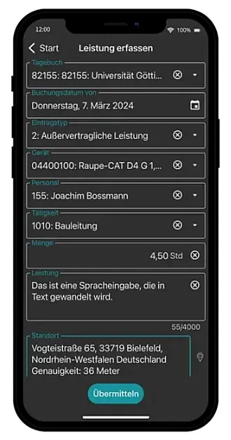Smartphone zeigt die AppOne-Oberfläche zur mobilen Leistungserfassung mit Projektzuordnung, Zeitraum und Tätigkeitsbeschreibung auf der Baustelle